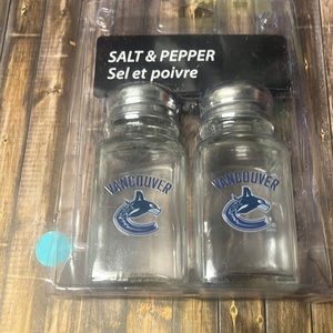 5for$10 NHL - Vancouver Canucks Salt & Pepper Shaker Set Hand wash only NWT